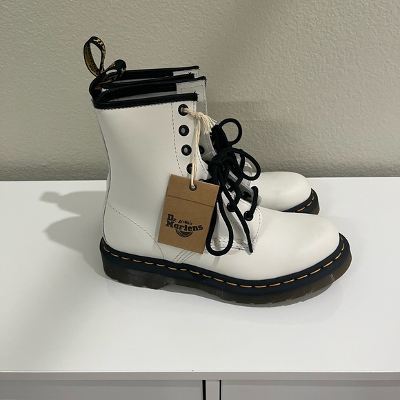 Doc Martens 1460 SMOOTH LEATHER LACE UP BOOTS, white size 6 - Picture 3 of 15